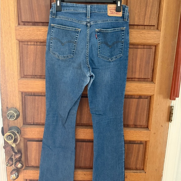 Levi's Women's Flare Jeans in Classic Blue - Picture 3 of 4